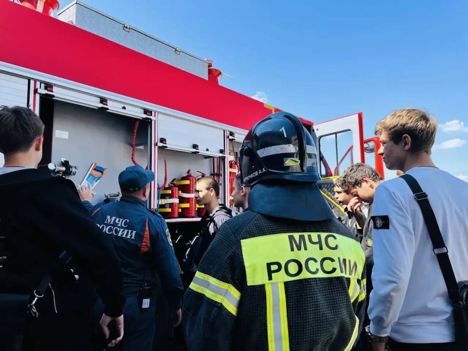 Наверное, почти каждый в детстве хоть раз представлял себя пожарным или хотел им быть Наверное, почти каждый в детстве хоть раз представлял себя пожарным или хотел им быть