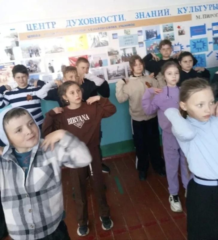 В Чернянской школе прошел спортивный флешмоб «На зарядку становись!» В Чернянской школе прошел спортивный флешмоб «На зарядку становись!»