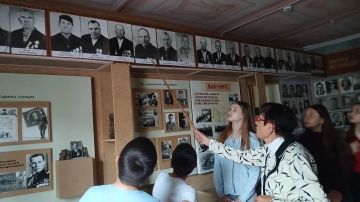 В Международный день музеев для детей села Дмитровка была организована экскурсия в сельский музей боевой славы и этнографический музей