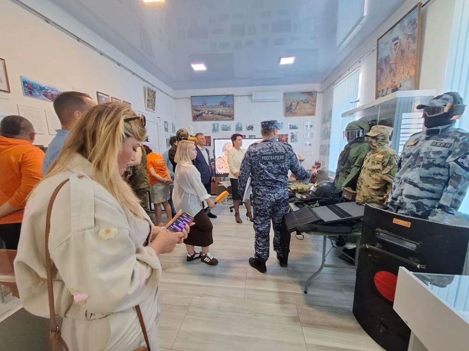 Интерактивная выставка Росгвардии открылась в Геническе Интерактивная выставка Росгвардии открылась в Геническе