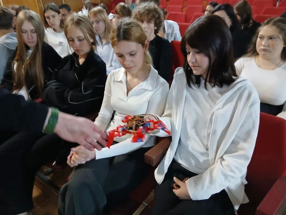Преподаватели Института информационных технологий ХГПУ провели медиапрезентацию профессий для учащихся Новотроицких школ №1 и №2, а также Сивашской школы №2, во время которой рассказали: Преподаватели Института информационных технологий ХГПУ провели медиапрезентацию профессий для учащихся Новотроицких школ №1 и №2, а также Сивашской школы №2, во время которой рассказали: