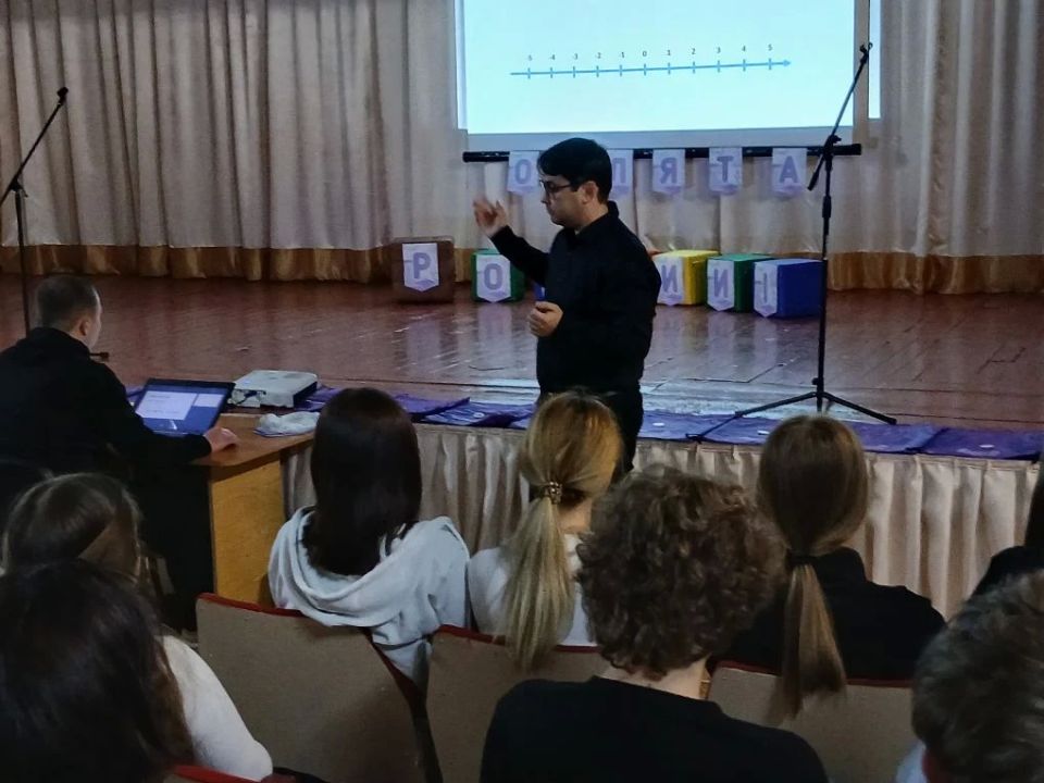 Преподаватели Института информационных технологий ХГПУ провели медиапрезентацию профессий для учащихся Новотроицких школ №1 и №2, а также Сивашской школы №2, во время которой рассказали: Преподаватели Института информационных технологий ХГПУ провели медиапрезентацию профессий для учащихся Новотроицких школ №1 и №2, а также Сивашской школы №2, во время которой рассказали: