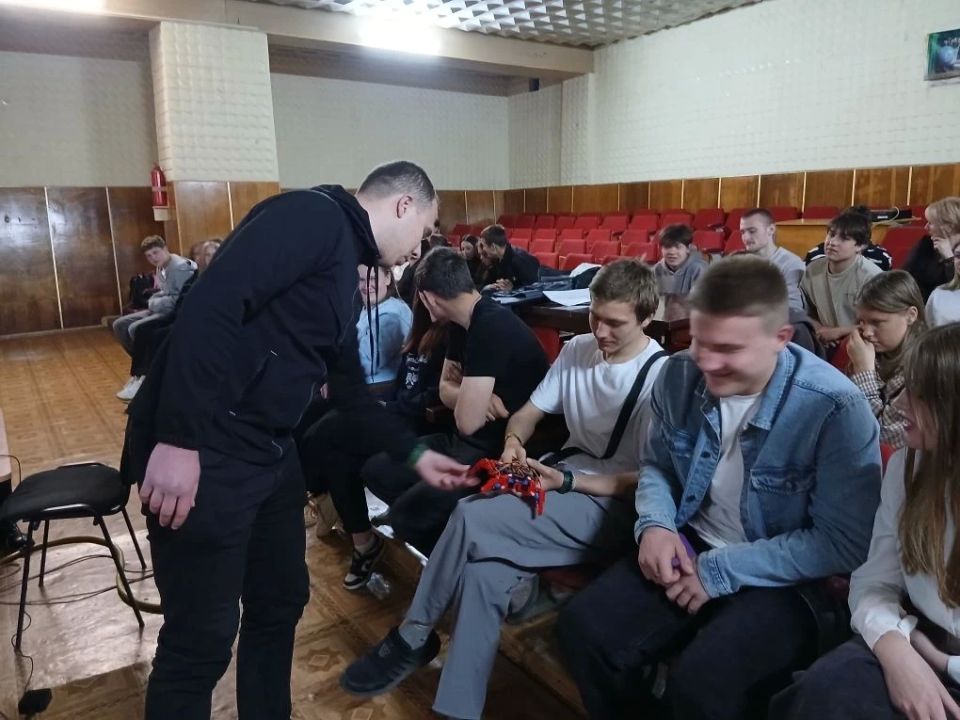 Преподаватели Института информационных технологий ХГПУ провели медиапрезентацию профессий для учащихся Новотроицких школ №1 и №2, а также Сивашской школы №2, во время которой рассказали: Преподаватели Института информационных технологий ХГПУ провели медиапрезентацию профессий для учащихся Новотроицких школ №1 и №2, а также Сивашской школы №2, во время которой рассказали:
