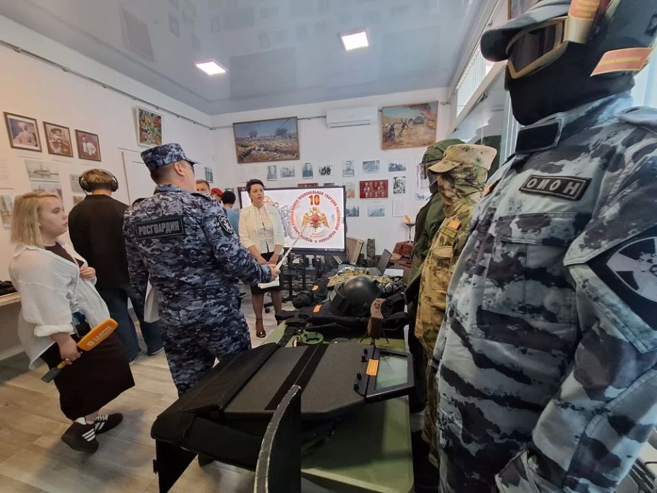Интерактивная выставка Росгвардии открылась в Геническе Интерактивная выставка Росгвардии открылась в Геническе