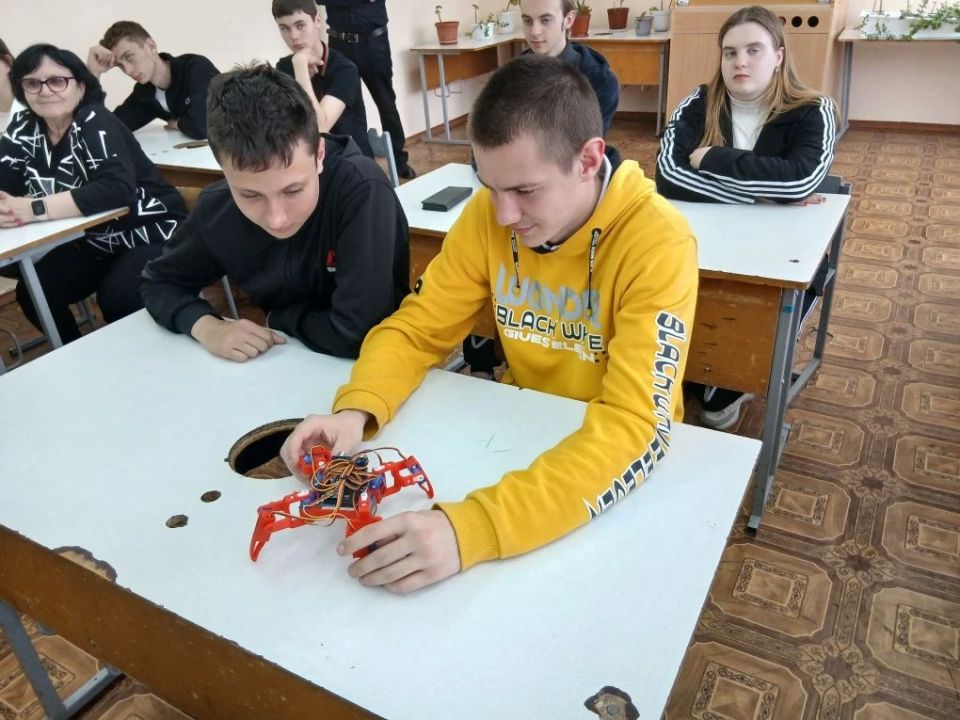 Преподаватели Института информационных технологий ХГПУ провели медиапрезентацию профессий для учащихся Новотроицких школ №1 и №2, а также Сивашской школы №2, во время которой рассказали: Преподаватели Института информационных технологий ХГПУ провели медиапрезентацию профессий для учащихся Новотроицких школ №1 и №2, а также Сивашской школы №2, во время которой рассказали: