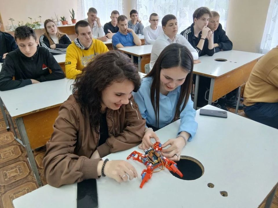 Преподаватели Института информационных технологий ХГПУ провели медиапрезентацию профессий для учащихся Новотроицких школ №1 и №2, а также Сивашской школы №2, во время которой рассказали: Преподаватели Института информационных технологий ХГПУ провели медиапрезентацию профессий для учащихся Новотроицких школ №1 и №2, а также Сивашской школы №2, во время которой рассказали: