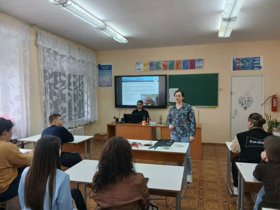 Преподаватели Института информационных технологий ХГПУ провели медиапрезентацию профессий для учащихся Новотроицких школ №1 и №2, а также Сивашской школы №2, во время которой рассказали: Преподаватели Института информационных технологий ХГПУ провели медиапрезентацию профессий для учащихся Новотроицких школ №1 и №2, а также Сивашской школы №2, во время которой рассказали: