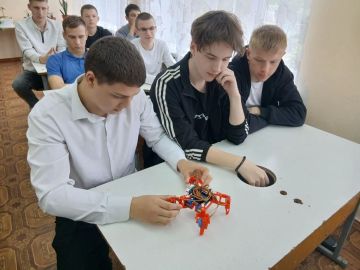 Преподаватели Института информационных технологий ХГПУ провели медиапрезентацию профессий для учащихся Новотроицких школ №1 и №2, а также Сивашской школы №2, во время которой рассказали: