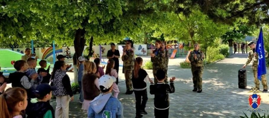 Госавтоинспекторы и отряд ЮИД провели для воспитанников детского сада "Теремок" Генического округа тематический флешмоб по ПДД Госавтоинспекторы и отряд ЮИД провели для воспитанников детского сада "Теремок" Генического округа тематический флешмоб по ПДД