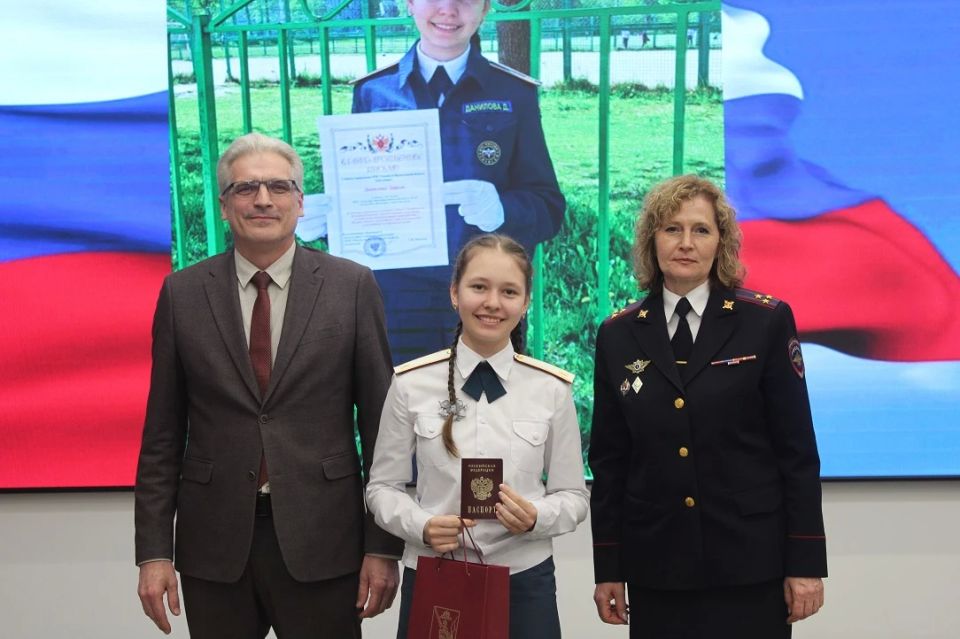 Состоялось торжественное вручение паспортов юным вологжанам Состоялось торжественное вручение паспортов юным вологжанам