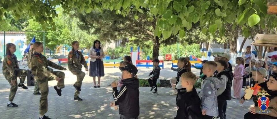 Госавтоинспекторы и отряд ЮИД провели для воспитанников детского сада "Теремок" Генического округа тематический флешмоб по ПДД Госавтоинспекторы и отряд ЮИД провели для воспитанников детского сада "Теремок" Генического округа тематический флешмоб по ПДД