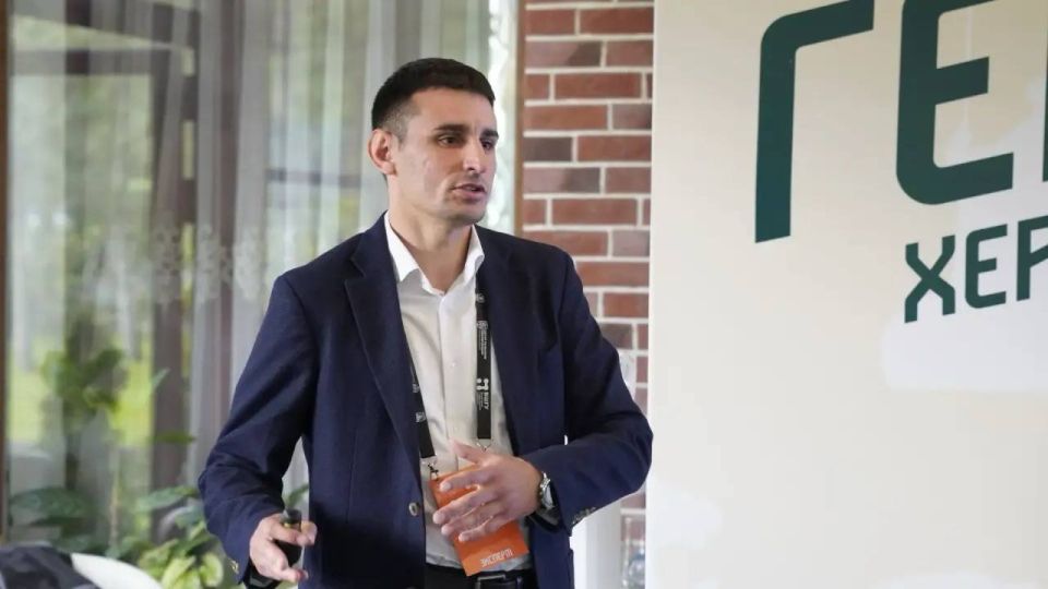 Первый заместитель министра экономического развития Херсонской области Максим Колмыков и Директор Центра «Мой бизнес» Херсонской области Артур Тадевосян презентовали экономический и инвестиционный потенциал региона на... Первый заместитель министра экономического развития Херсонской области Максим Колмыков и Директор Центра «Мой бизнес» Херсонской области Артур Тадевосян презентовали экономический и инвестиционный потенциал региона на...