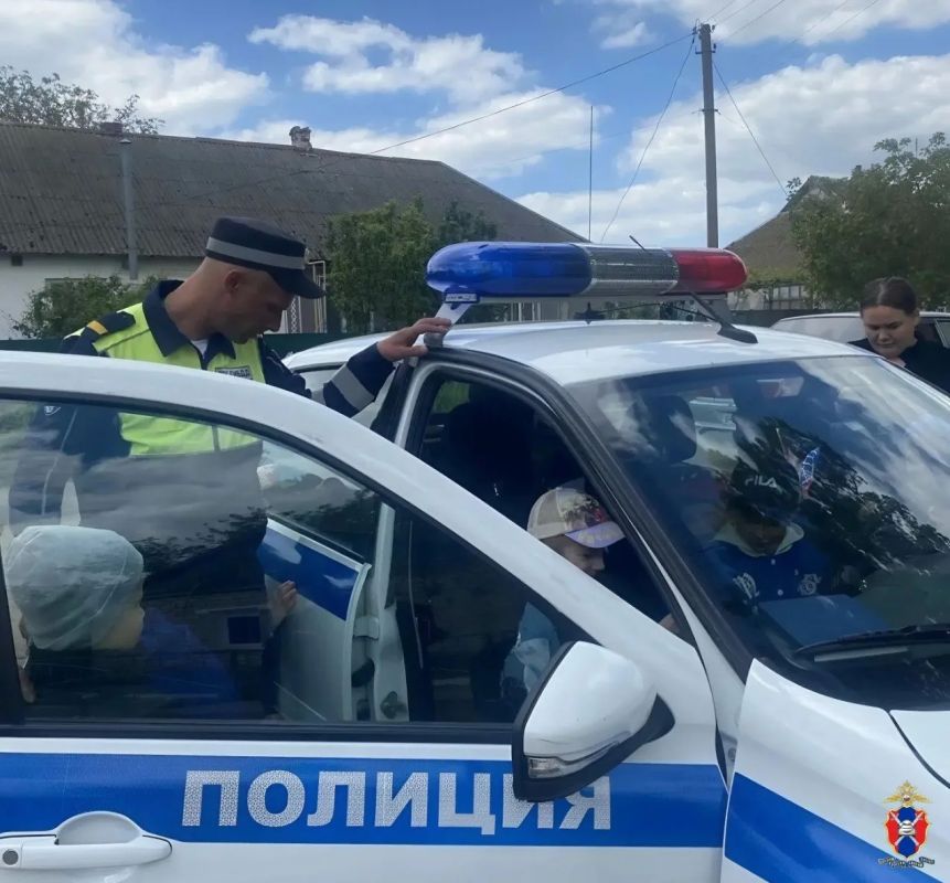 В Скадовском округе Херсонской области сотрудники Госавтоинспекции провели профилактическое мероприятие для воспитанников детского сада В Скадовском округе Херсонской области сотрудники Госавтоинспекции провели профилактическое мероприятие для воспитанников детского сада