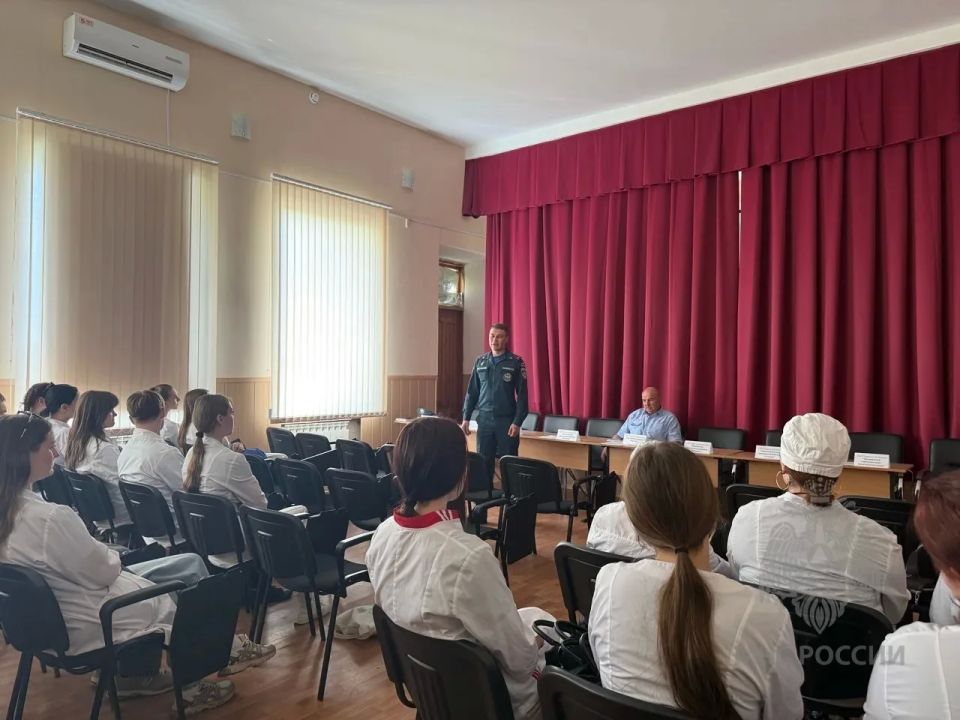 Сотрудники МЧС провели урок безопасности для студентов Генического медицинского колледжа