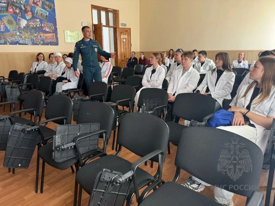 Сотрудники МЧС провели урок безопасности для студентов Генического медицинского колледжа Сотрудники МЧС провели урок безопасности для студентов Генического медицинского колледжа