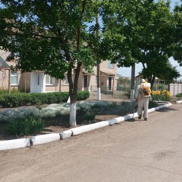 В населённых пунктах Чаплинского муниципального округа продолжаются работы по акарицидной обработке