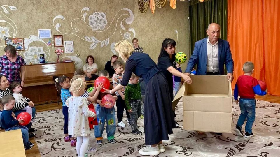 Подарки для детей доставили представители "Единой России" в детские сады Новоалексеевки Подарки для детей доставили представители "Единой России" в детские сады Новоалексеевки