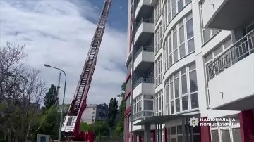 Шахед застрял в стене 15 этажа многоэтажки в Одессе: полицейские обезвредили 50-килограммовую боевую часть, которая не сдетонировала