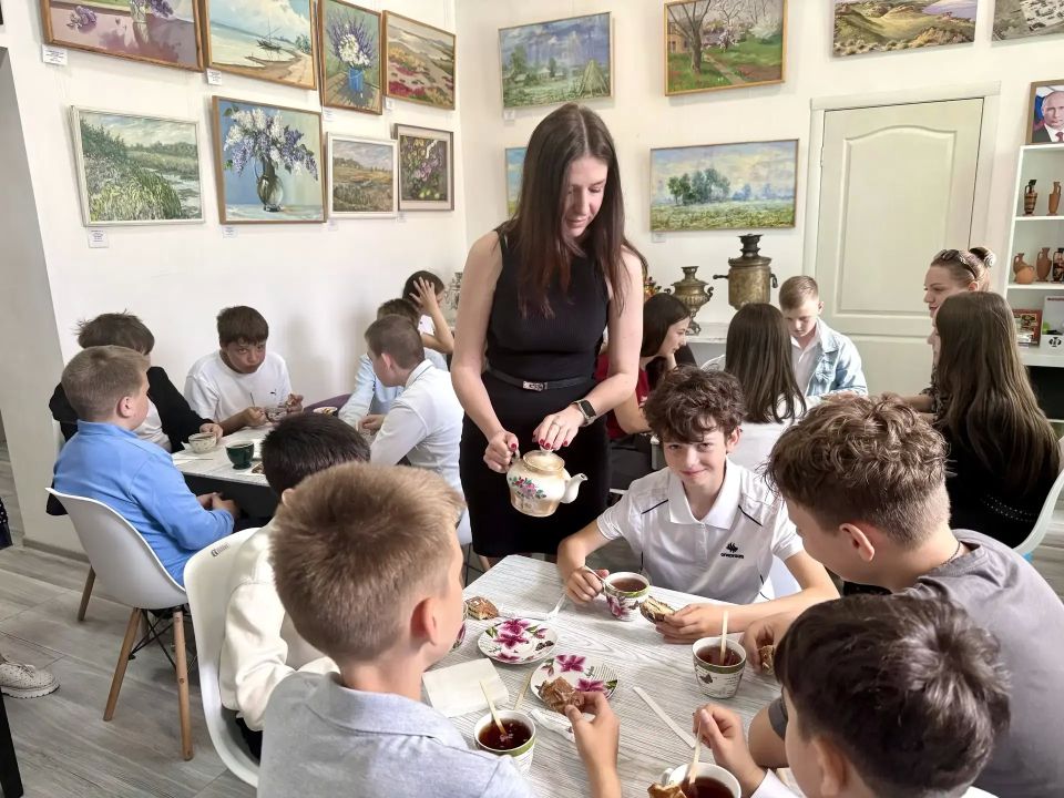 В Геническе провели экскурсию «Чаепитие – старинный обычай нашего народа» В Геническе провели экскурсию «Чаепитие – старинный обычай нашего народа»