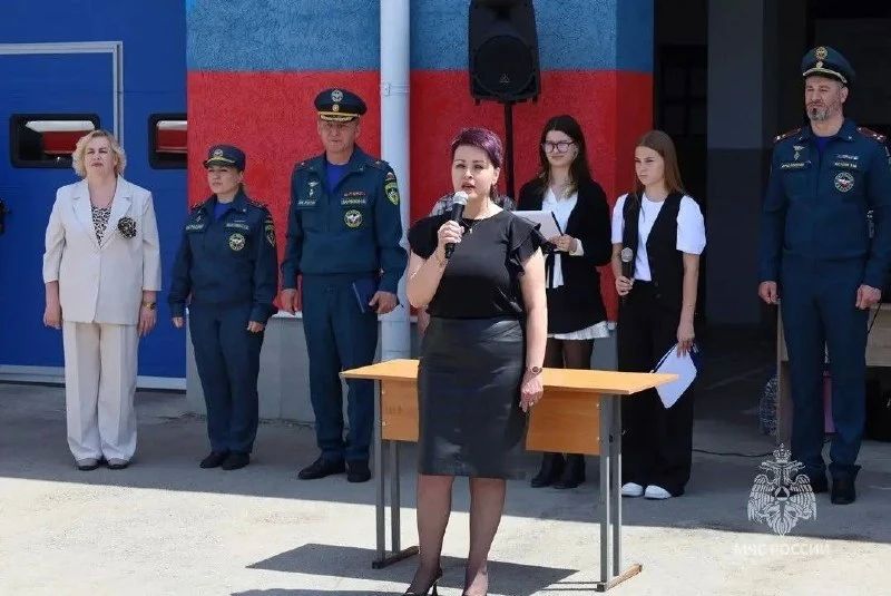 Учеников 6-го класса Генической школы №3 торжественно посвятили в кадеты МЧС России Учеников 6-го класса Генической школы №3 торжественно посвятили в кадеты МЧС России