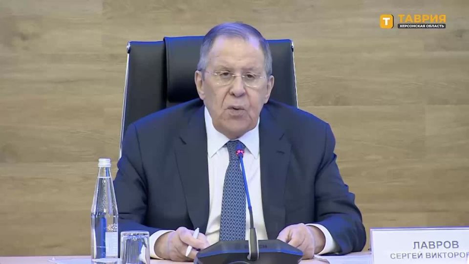 Россия добивается решения, которое снимет угрозы безопасности РФ с западного направления на длительную перспективу, заявил Сергей Лавров