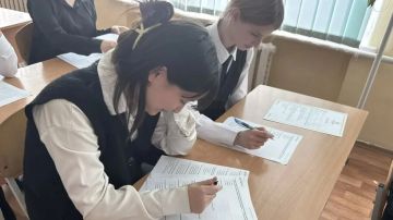 Школьники из Скадовского округа приняли участие во Всероссийском агродиктанте