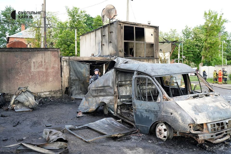 В Харькове вчера, 22.05, ближе к вечеру, ярко полыхнуло СТО на Холодной горе В Харькове вчера, 22.05, ближе к вечеру, ярко полыхнуло СТО на Холодной горе