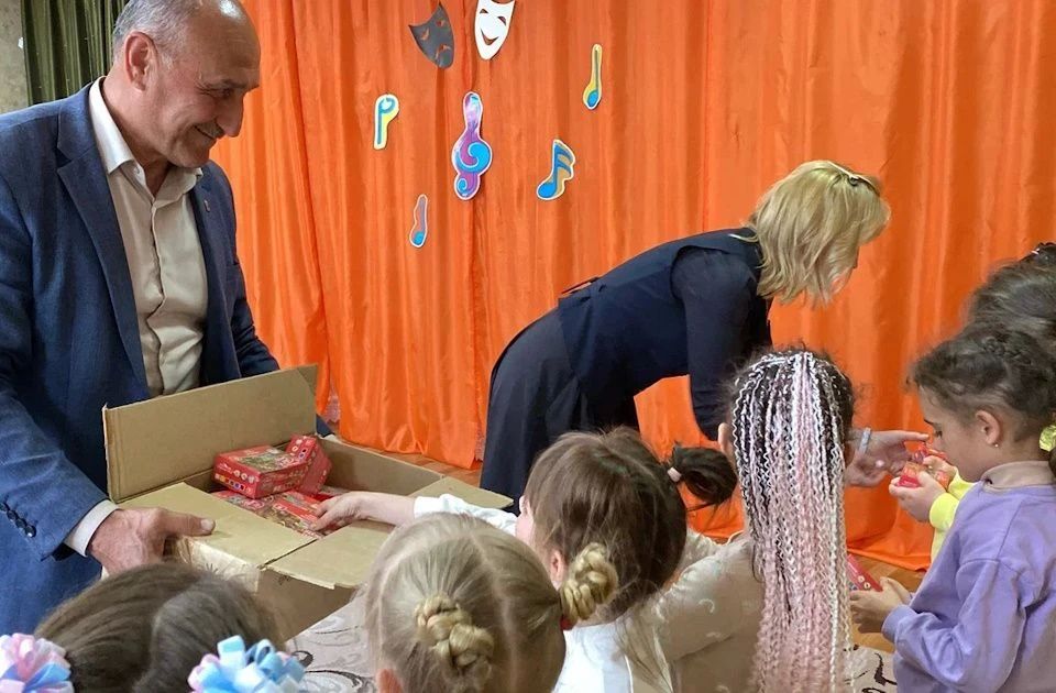 В детские сады Новоалексеевки передали книжки и игрушки