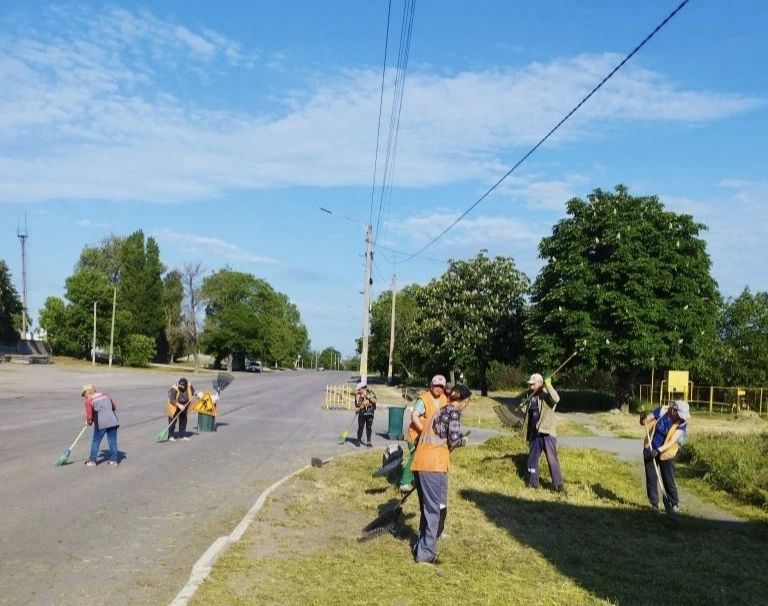 Коммунальные работники Каховки заботятся о чистоте и благоустройстве города Коммунальные работники Каховки заботятся о чистоте и благоустройстве города