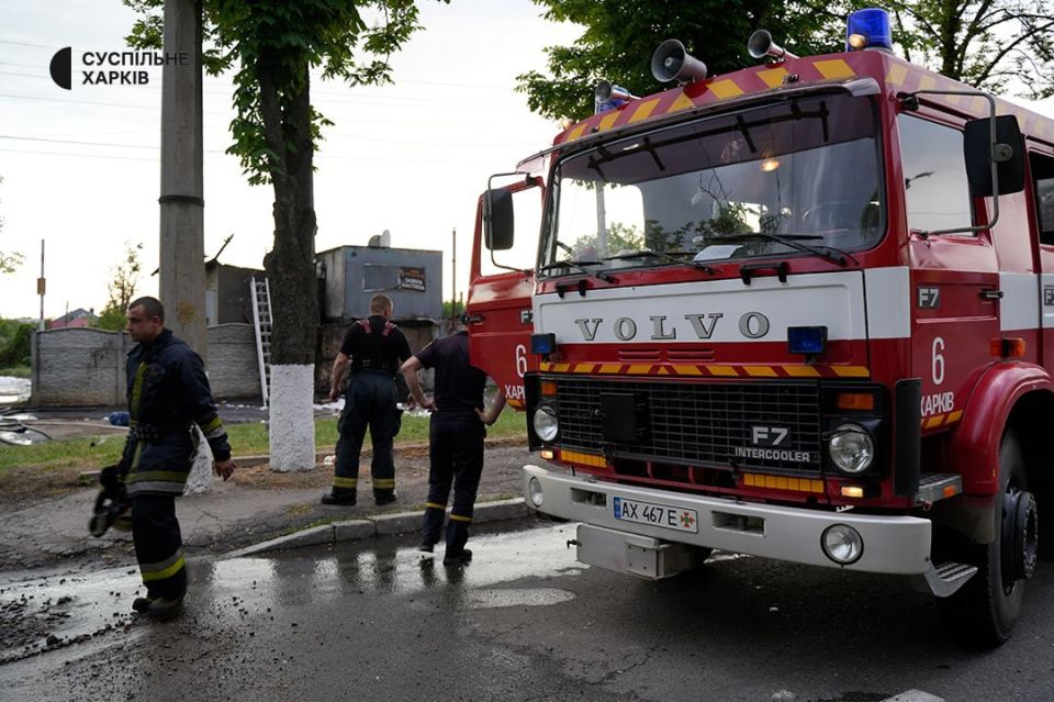 В Харькове вчера, 22.05, ближе к вечеру, ярко полыхнуло СТО на Холодной горе В Харькове вчера, 22.05, ближе к вечеру, ярко полыхнуло СТО на Холодной горе