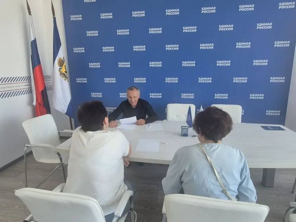 Депутат Совета депутатов Генического муниципального округа Херсонской области Булочник Дмитрий Михайлович провел прием граждан в г.Геническе Депутат Совета депутатов Генического муниципального округа Херсонской области Булочник Дмитрий Михайлович провел прием граждан в г.Геническе