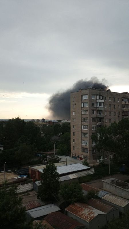 В Харькове вчера, 22.05, ближе к вечеру, ярко полыхнуло СТО на Холодной горе В Харькове вчера, 22.05, ближе к вечеру, ярко полыхнуло СТО на Холодной горе