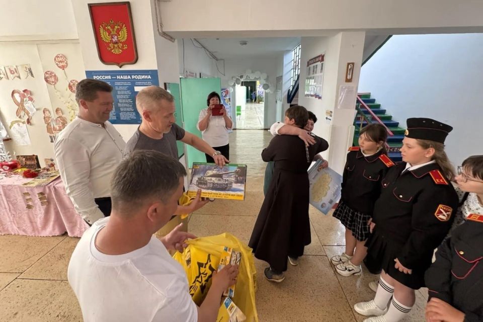 Рязанцы привезли боксерский ринг в спортшколу Хлебодаровки Рязанцы привезли боксерский ринг в спортшколу Хлебодаровки