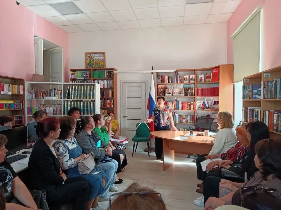 В Геническе прошёл семинар библиотекарей, приуроченный ко Дню библиотекаря и выборам в Госдуму В Геническе прошёл семинар библиотекарей, приуроченный ко Дню библиотекаря и выборам в Госдуму