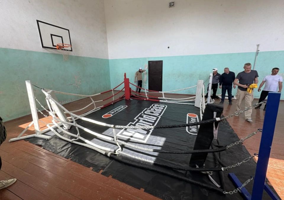 Рязанцы привезли боксерский ринг в спортшколу Хлебодаровки Рязанцы привезли боксерский ринг в спортшколу Хлебодаровки