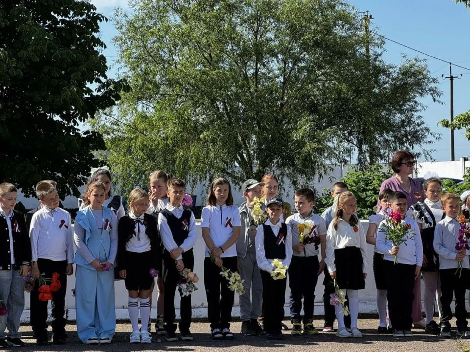 Во Владимировской школе Скадовского района состоялось торжественное открытие памятника Воинам-освободителям, посвящённого 80-летию Победы в Великой Отечественной войне Во Владимировской школе Скадовского района состоялось торжественное открытие памятника Воинам-освободителям, посвящённого 80-летию Победы в Великой Отечественной войне