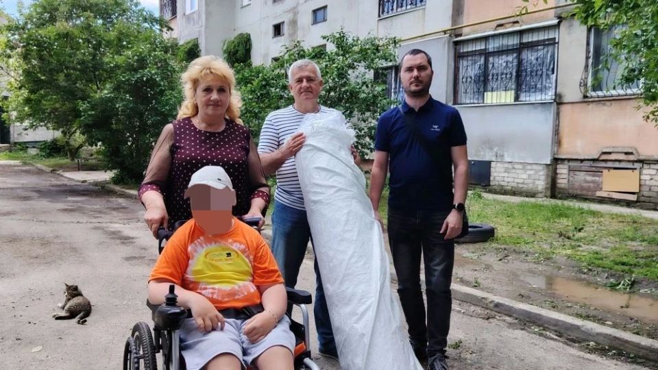 Помощь для особенного ребёнка: ортопедический матрас передан семье в Скадовском округе