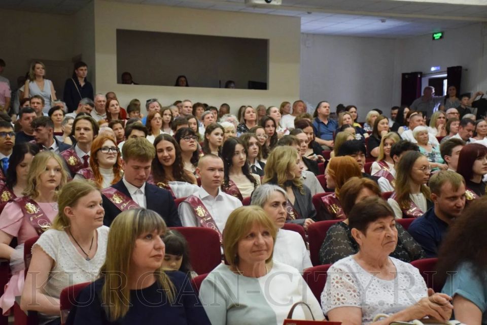 Владимир Сальдо: В школе № 48 сегодня с поздравлениями побывал заместитель главы города, директор департамента развития городского хозяйства Денис Давыдов Владимир Сальдо: В школе № 48 сегодня с поздравлениями побывал заместитель главы города, директор департамента развития городского хозяйства Денис Давыдов