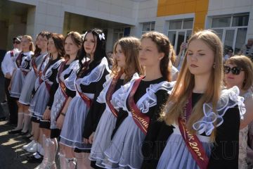Владимир Сальдо: В школе № 22 виновников торжества приветствовала директор департамента архитектуры, строительства и земельных отношений администрации города Нина Юшкова