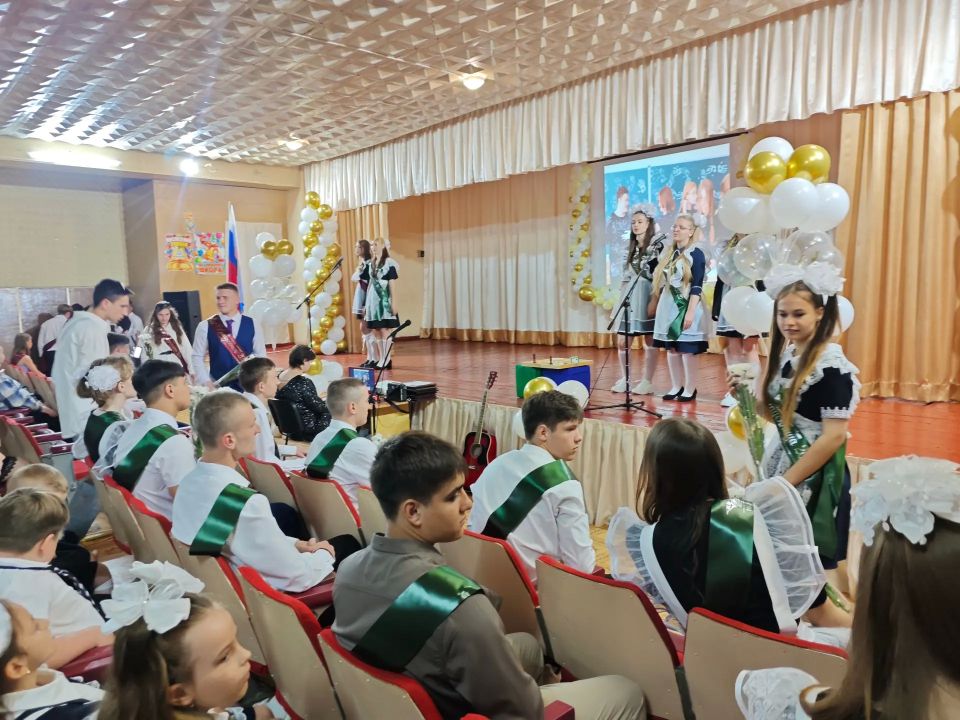 В Новотроицких школах №1 и №2 прошли торжественные линейки выпускников В Новотроицких школах №1 и №2 прошли торжественные линейки выпускников