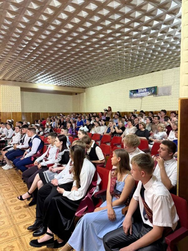В Новотроицких школах №1 и №2 прошли торжественные линейки выпускников В Новотроицких школах №1 и №2 прошли торжественные линейки выпускников