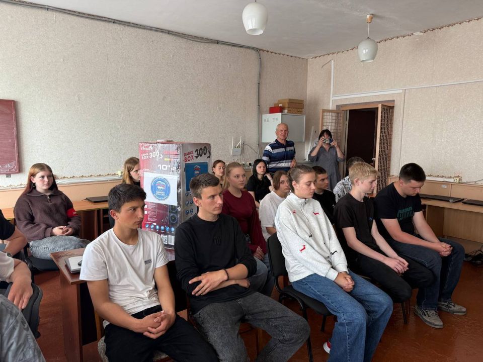 В преддверии праздника последнего звонка секретарь Новотроицкого местного отделения партии, глава администрации Евгения Кузьменко посетила Новопокровскую школу Новотроицкого муниципального округа В преддверии праздника последнего звонка секретарь Новотроицкого местного отделения партии, глава администрации Евгения Кузьменко посетила Новопокровскую школу Новотроицкого муниципального округа