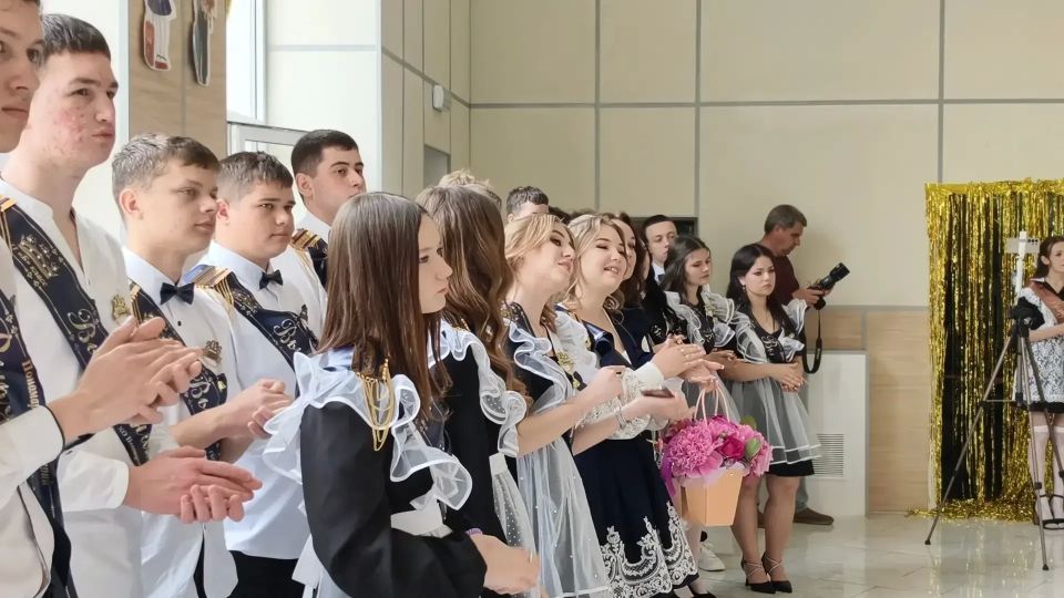 В Новотроицких школах №1 и №2 прошли торжественные линейки выпускников В Новотроицких школах №1 и №2 прошли торжественные линейки выпускников