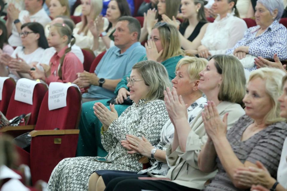 Владимир Сальдо: Торжественная линейка в лицее № 12 началась с выноса флага и гимна, затем к учащимся обратилась директор лицея, Почетный работник общего образования РФ Надежда Романова Владимир Сальдо: Торжественная линейка в лицее № 12 началась с выноса флага и гимна, затем к учащимся обратилась директор лицея, Почетный работник общего образования РФ Надежда Романова