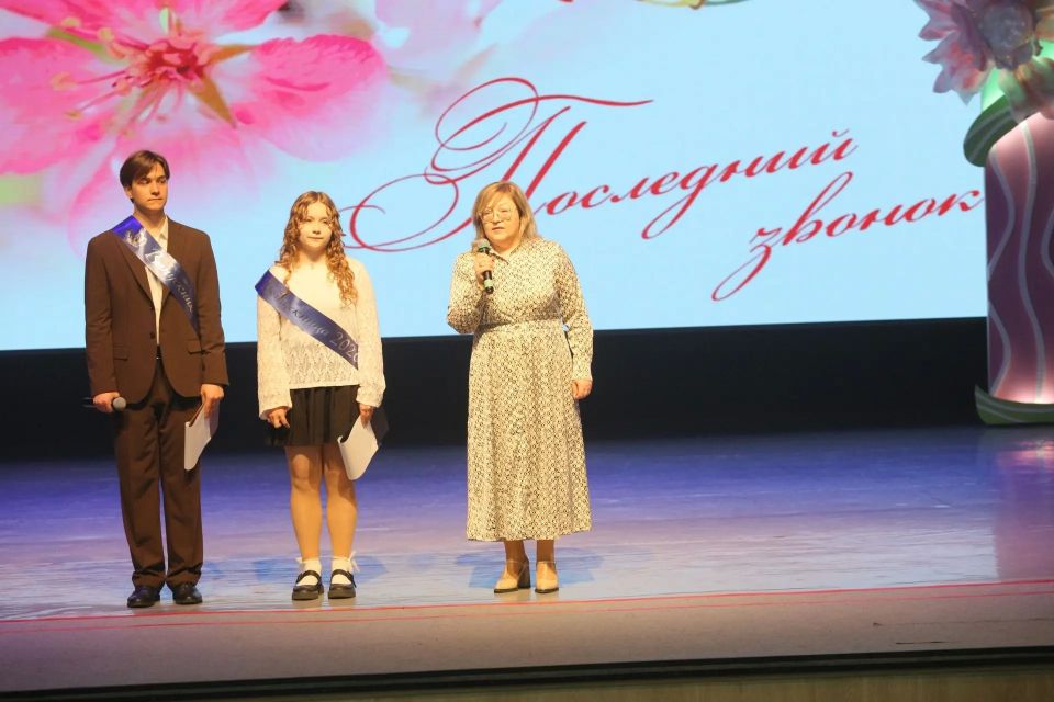 Владимир Сальдо: Торжественная линейка в лицее № 12 началась с выноса флага и гимна, затем к учащимся обратилась директор лицея, Почетный работник общего образования РФ Надежда Романова Владимир Сальдо: Торжественная линейка в лицее № 12 началась с выноса флага и гимна, затем к учащимся обратилась директор лицея, Почетный работник общего образования РФ Надежда Романова