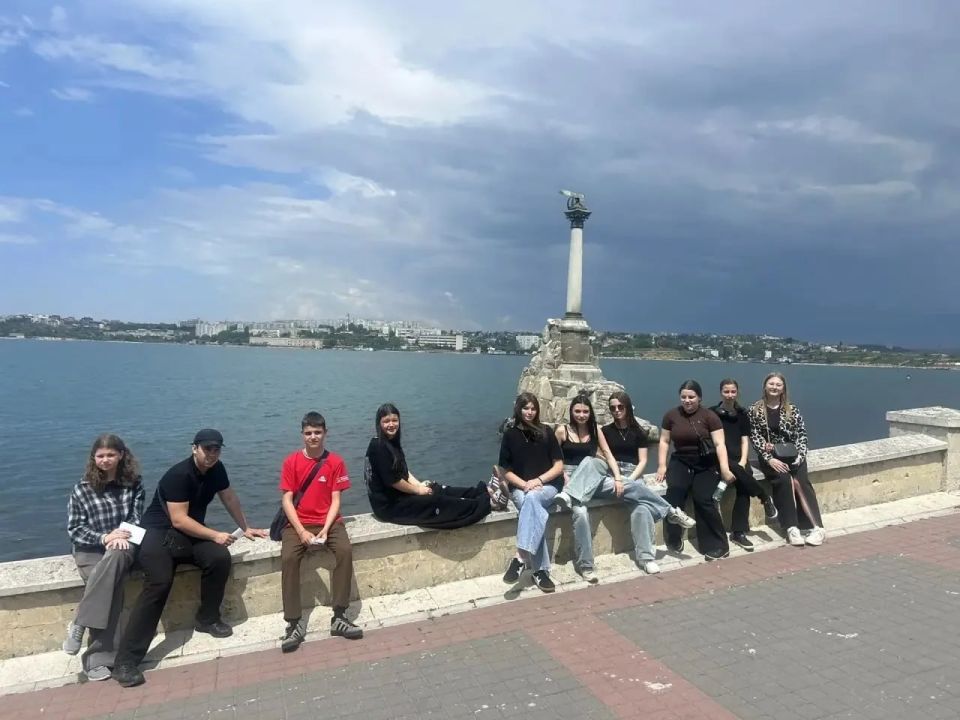 Две пятидневные поездки в Крым по программе «Больше, чем путешествие» совершили в апреле-мае 87 ребят из Скадовского, Голопристанского, Алёшкинского и Каланчакского муниципальных округов. Две пятидневные поездки в Крым по программе «Больше, чем путешествие» совершили в апреле-мае 87 ребят из Скадовского, Голопристанского, Алёшкинского и Каланчакского муниципальных округов.