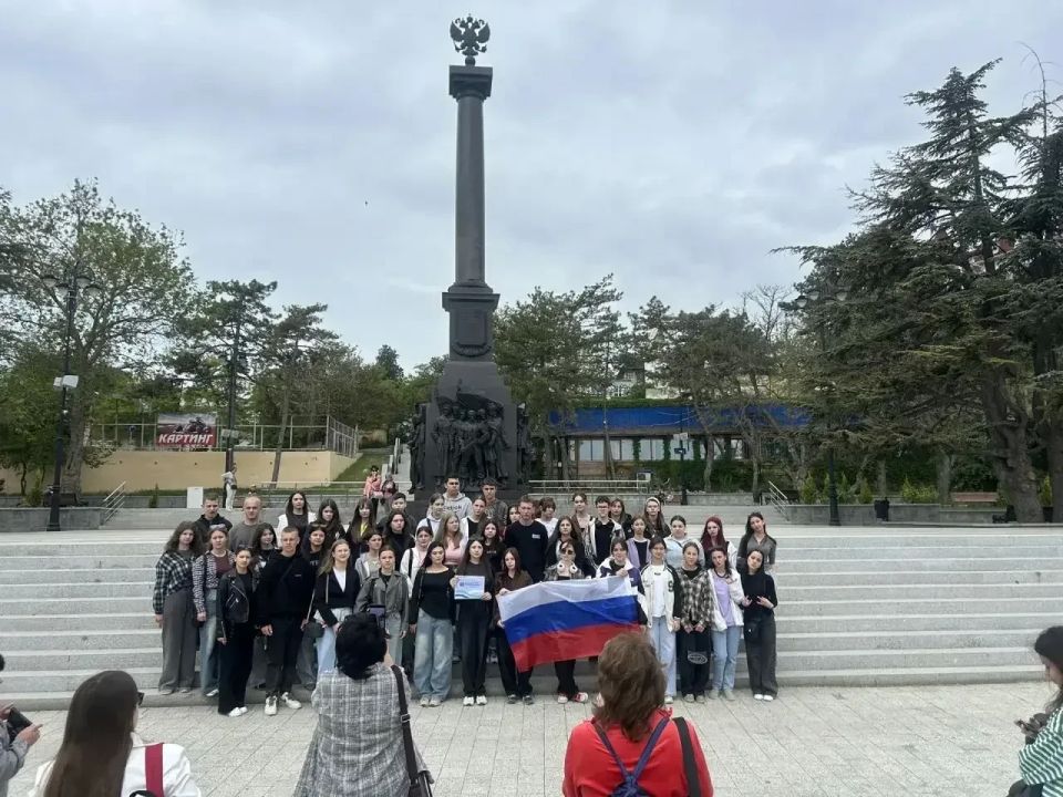 «Больше, чем путешествие»: историко-патриотический тур по Крыму для молодёжи Херсонской области «Больше, чем путешествие»: историко-патриотический тур по Крыму для молодёжи Херсонской области