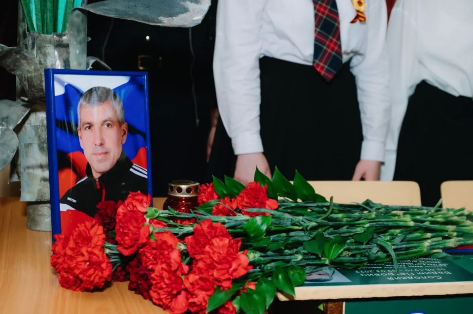 Ирина Куксенкова: В донецких школах №125 и №126 вместе с Единой Россией мы торжественно открыли Парты Героев — символ нашей благодарности тем, кто отдал жизнь за Родину, за наше будущее, за возможность детей учиться под... Ирина Куксенкова: В донецких школах №125 и №126 вместе с Единой Россией мы торжественно открыли Парты Героев — символ нашей благодарности тем, кто отдал жизнь за Родину, за наше будущее, за возможность детей учиться под...