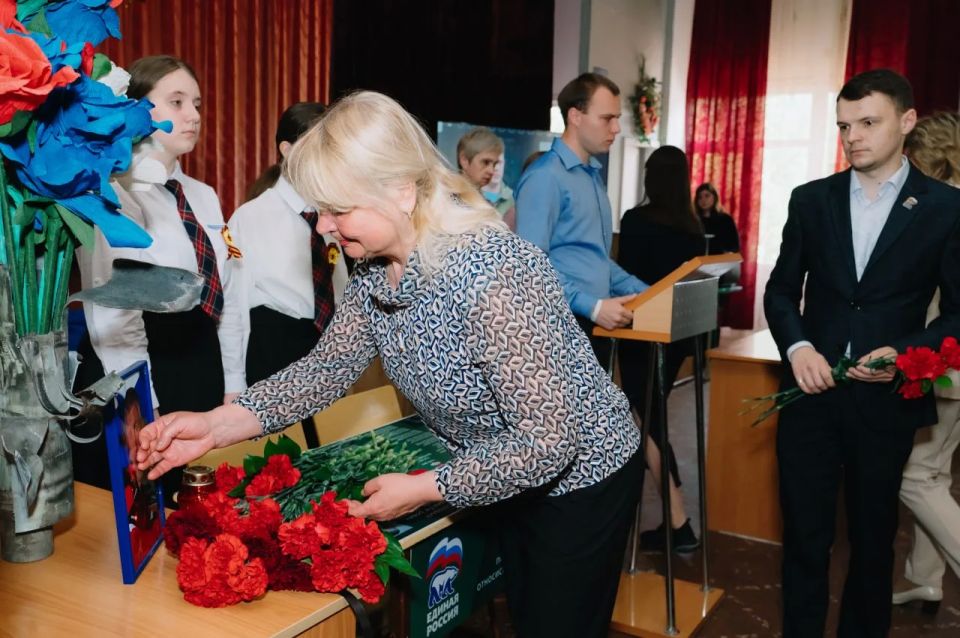 Ирина Куксенкова: В донецких школах №125 и №126 вместе с Единой Россией мы торжественно открыли Парты Героев — символ нашей благодарности тем, кто отдал жизнь за Родину, за наше будущее, за возможность детей учиться под... Ирина Куксенкова: В донецких школах №125 и №126 вместе с Единой Россией мы торжественно открыли Парты Героев — символ нашей благодарности тем, кто отдал жизнь за Родину, за наше будущее, за возможность детей учиться под...