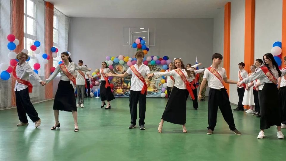 Владимир Сальдо: «Единая Россия» поздравила выпускников Херсонщины с последним звонком Владимир Сальдо: «Единая Россия» поздравила выпускников Херсонщины с последним звонком